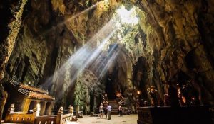 Động Hoa Nghiêm - Thiên đường yên bình giữa lòng thành phố