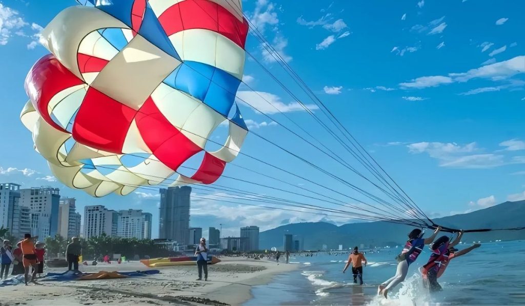 Tận hưởng không gian trong lành tại Bãi Tắm Phạm Văn Đồng