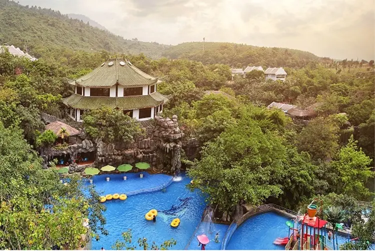 Suối khoáng nóng núi Thần Tài