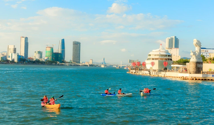 Trải nghiệm chèo thuyền ngắm cảnh trên sông Hàn