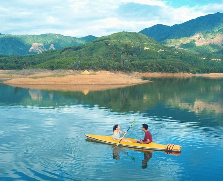 Chèo thuyền kayak trên hồ Hòa Trung