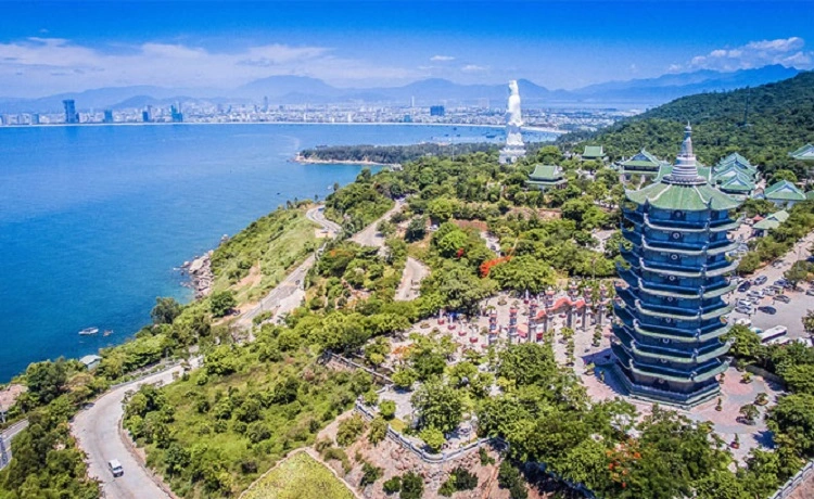 Chùa Linh Ứng là một trong những địa điểm nhất định phải đến khi du lịch Đà Nẵng