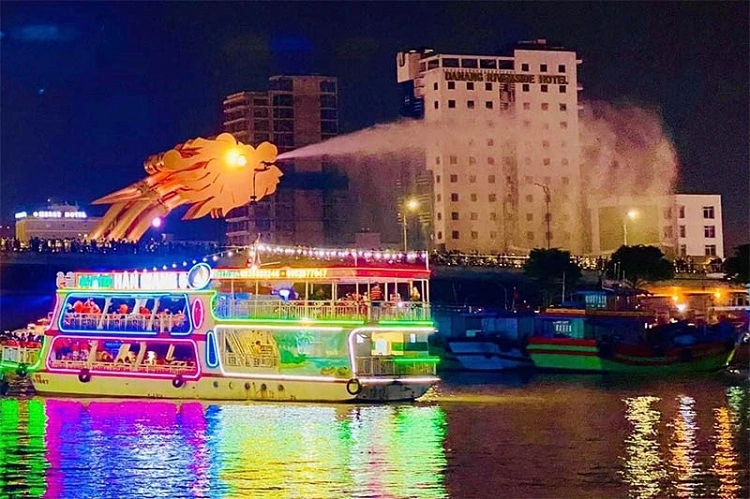 Du thuyền trên sông Hàn là trải nghiệm du lịch thú vị khi đến với Đà Nẵng