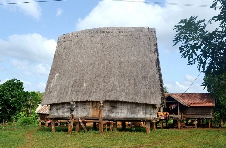 Khám phá nhà rông