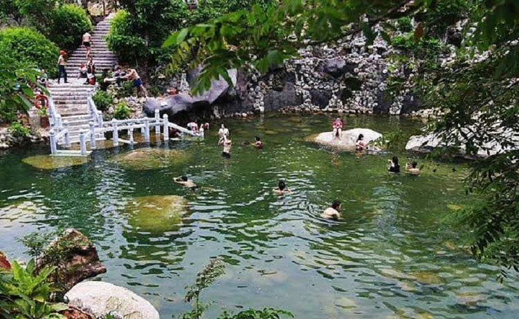 Khu du lịch suối Lương