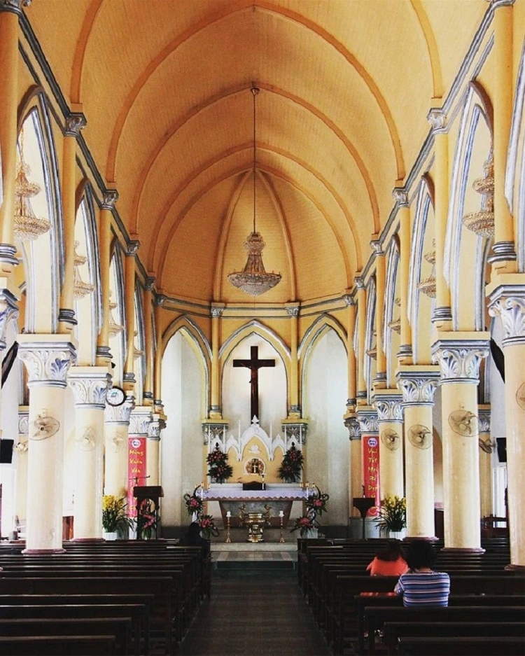 Không gian bên trong nhà thờ