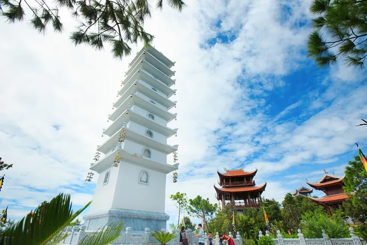 Có thể dễ dàng di chuyển đến Phong Linh Bảo Tháp bằng nhiều phương tiện khác nhau