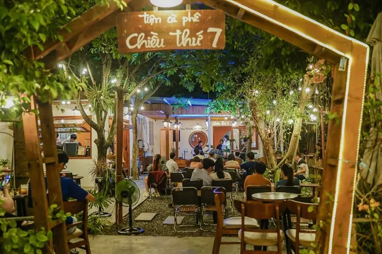 Tiệm cafe chiều thứ 7