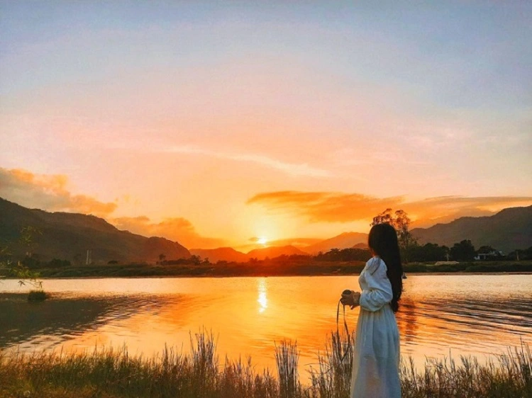 Ngắm hoàng hôn và chụp hình bên sông